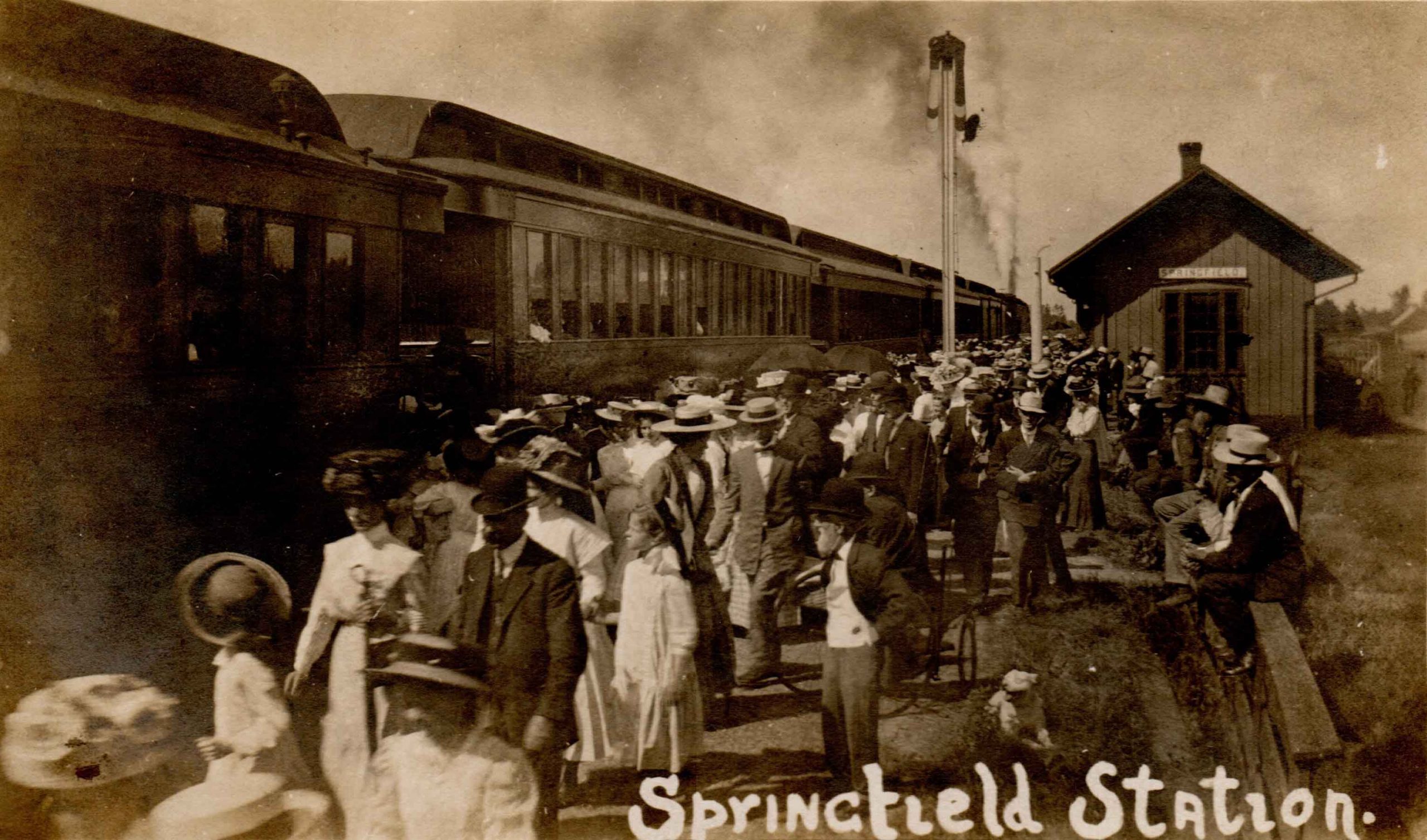 A large group of people at the Springfield Canada Southern Railway station